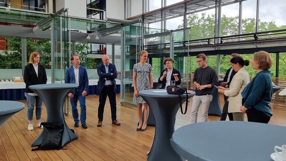 Mehrere Politikerinnen und Politiker stehen für eine Diskussion zusammen. Mehrere Politikerinnen und Politiker stehen für eine Diskussion zusammen. © Kevin Behrens/Bunnsraat för Nedderdüütsch