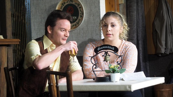 Ein Schauspieler und eine Schauspielerin sitzen in einer Kneipe und unterhalten sich. Ein Schauspieler und eine Schauspielerin sitzen in einer Kneipe und unterhalten sich. © Lachmöwen-Theater Laboe Foto: Rainer Otte