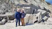 Sönke-Peter Paulsen und Jens Röschmann stehen an der Steilküste der Eckernförder Bucht. © NDR Foto: Andrea Ring