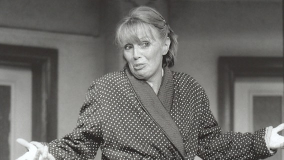 Heidi Mahler in "Tratsch op de Trepp", Spielzeit 1996/97 © Ohnsorg Theater Foto: Maike Kollenrott