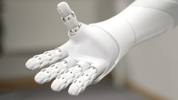 Hand des humanoiden Roboters Pepper in Nahaufnahme. © NDR Foto: Jorrit Groth