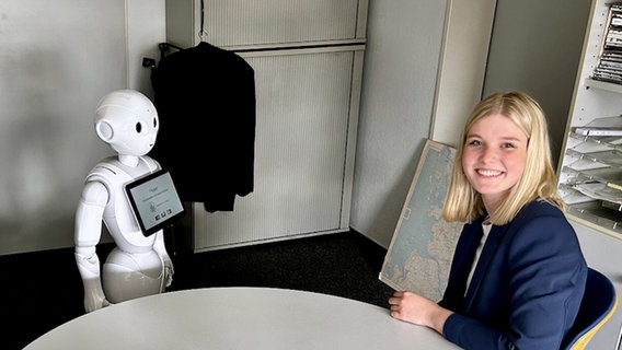 Der Roboter Pepper und Journalismus-Praktikantin Jördis Weerda. © NDR Foto: Lornz Lorenzen