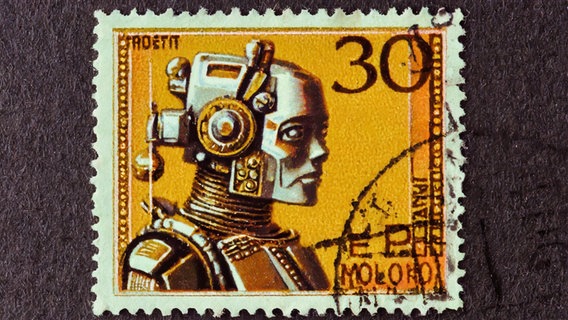 Auf einer abgestempelten Briefmarke ist ein Roboter in Profilansicht abgebildet. © NDR/Lornz Lorenzen Foto: Prompt / Lornz Lorenzen Adobe Firefly 2