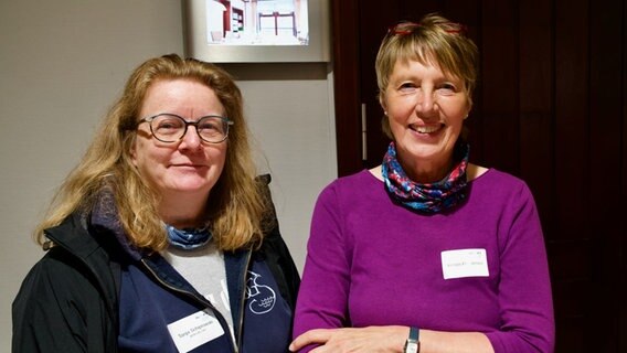 Zwei Frauen, Tanja Schiprowski und Kirsten Feddersen, stehen nebeneinander. © NDR Foto: Lornz Lorenzen