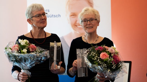 Marianne Ehlers und Renate Poggensee bei der Preisverleihung zum großen "P", für Plattdeutsch in Leck. © NDR/Lornz Lorenzen Foto: Lornz Lorenzen