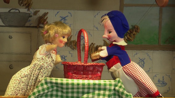 Eine Szene aus einem Puppenspiel mit zwei Figuren. © NDR 