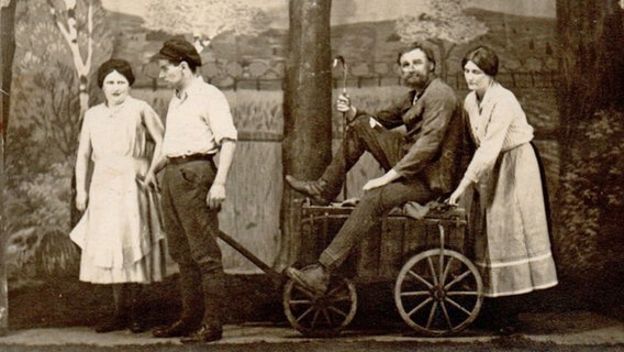 Szene aus "Döör no buten" von 1933. © Archiv Döser Speeldeel 