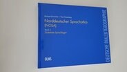 Das Cover eines blauen Buches mit der Aufschrift "Norddeutscher Sprachatlas" © NDR Foto: Andrea Ring