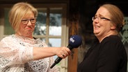 Ines Barber interviewt Martina Krohm, die den dritten Platz beim Schreibwettbewerb erreicht hat. © NDR Foto: Oke Jens