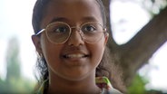 Die Ünner-18-Pries-Gewinnerin aus dem Jahr 2023, Evana Yemaneh, lächelt in die Kamera. © NDR 