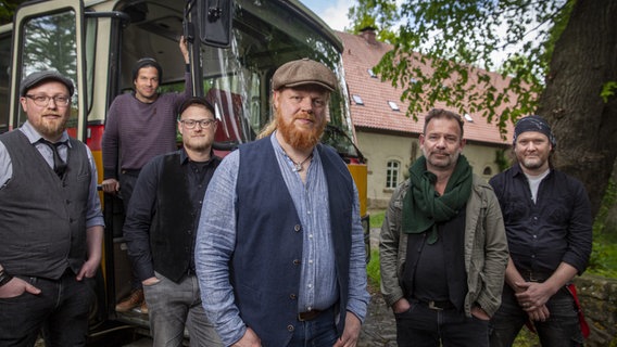 Die sechs Mitglieder der Band Wippsteert stehen vor einem alten Bus. © Maik Reishaus/Wippsteert 