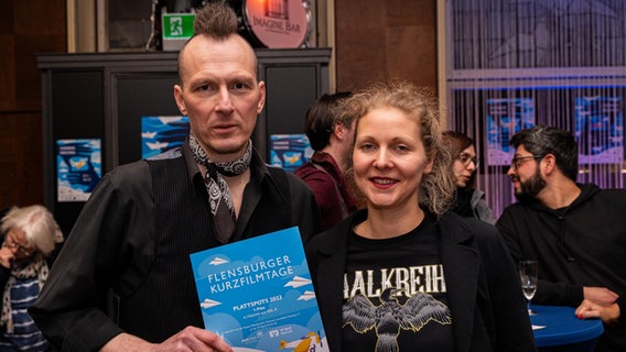 Zwei Preisträger halten eine Siegerurkunde in die Kamera. Zwei Preisträger halten eine Siegerurkunde in die Kamera. © NDR Foto: Lornz Lorenzen