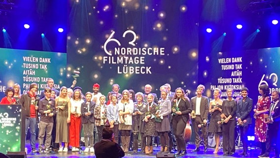 Wszyscy nominowani i wszyscy zdobywcy nagród są na scenie w Teatrze w Lubece i są zachwyceni udanym wieczorem.  © Linda Ebner, Zdjęcie: Linda Ebner
