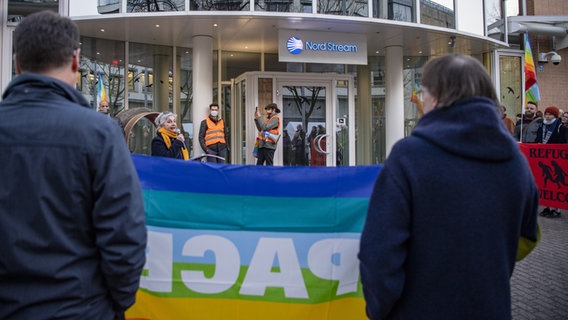 Demonstrators outside the headquarters of Nord Stream AG © picture alliance/KEYSTONE |  FLUELER 