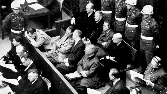 Blick auf die Anklagebank beim Nürnberger Kriegsverbrecher-Hauptprozesses am 20. November 1945 im Gerichtssaal des Justizpalastes in Nürnberg. © picture alliance/DB/dpa Foto: DB