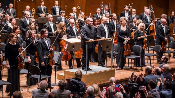 Jaap van Zweden dirigiert die New Yorker Philharmoniker mit Cynthia Phelps als Solistin bei der New Yorker Premiere von "Julia Adolphes Unearth" in der David Geffen Hall. © picture alliance/dpa Foto: Chris Lee