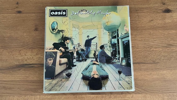 Das Cover der Platte "Definitely Maybe" von Oasis liegt auf einem Tisch © Big Brother Recordings/Indigo 