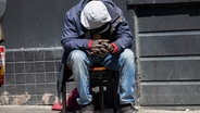 Ein Obdachloser sitzt auf einem Stuhl auf dem Gehweg in San Francisco © picture alliance / AA Foto: Tayfun Coskun