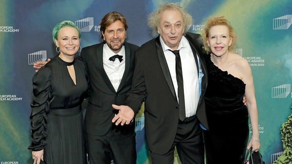 Die Schauspielerin Vicki Berlin (l-r), der schwedische Filmregisseur und Drehbuchautor Ruben Östlund, und die Schauspieler Zlatko Buric und Sunnyi Melles bei der Gala zur Verleihung des Europäischen Filmpreises. © picture alliance/dpa/Geisler-Fotopress Foto: Sebastian Gabsch