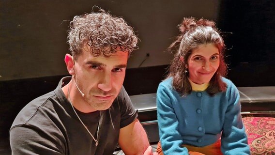 Der Schriftsteller und Dramaturg Necati Öziri und seine Kollegin Shida Bazyar auf der Bühne im Schauspiel Haus Hannover © Agnes Bührig 