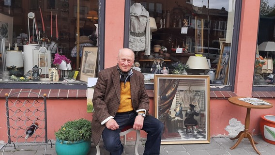 Jochen Oldenburg vor seinem Geschäft in Kiel © NDR.de/ Alexa Dudda Foto: Alexa Dudda