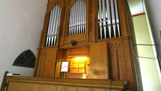 Eine Orgel in hölzern-braunen Farben. © NDR Foto: Axel Seitz