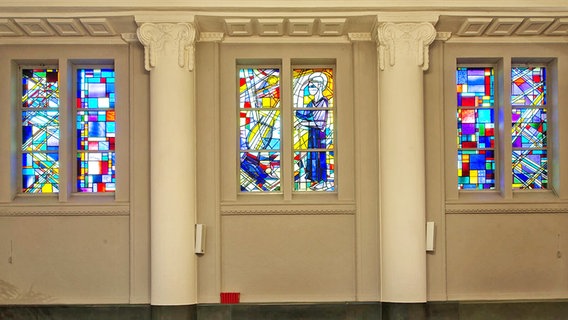 "Orpheus und Eurydike" -  Karl Peter Röhl / Buntglasfenster in einer Kapelle. © Jan Petersen 