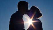 Ein junges Paar küsst sich.  Foto: Mascha Brichta