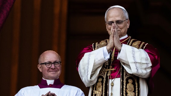 Der neu gewählte Papst Leo XIV. steht auf dem Balkon © Oliver Weiken/dpa Foto: Oliver Weiken