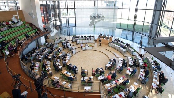 Vogelansicht: Die Abgeordneten und Zuschauer sitzen im Sächsischen Landtag auf ihren Plätzen © Sebastian Kahnert/dpa-Zentralbild/dpa +++ dpa-Bildfunk +++ Foto: Sebastian Kahnert