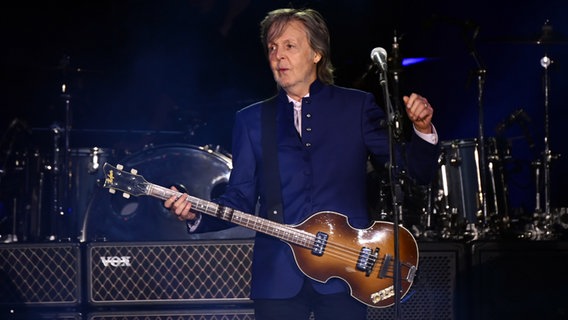 Paul McCartney auf der Bühne bei einem Auftritt in Orlando, Florida. © picture alliance / newscom | JOE MARINO 