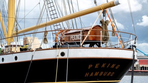 Die historische Viermast-Stahlbark Peking liegt auf dem Gelände des Hafenmuseums an einer Kaimauer.  Foto: Hauke-Christian Dittrich