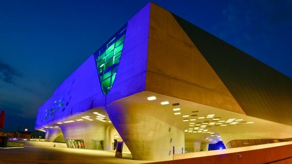 Das Gebäude des Wissenschaftsmuseums Phaeno in Wolfsburg am Abend betrachtet. © picture alliance / imageBROKER | Schoening 