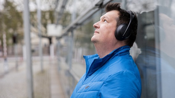 Philipp Schmid mit Noise-Cancelling-Kopfhörern © NDR/ Claudius Hinzmann Foto: Claudius Hinzmann