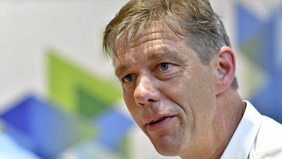 Philipp Ther hat graue Haare und schaut seitlich nach vorne, dabei hat er den Mund leicht geöffnet, als würde er grade etwas sagen. © picture alliance, HERBERT NEUBAUER, APA, picturedesk.com Foto: Herbert Neubauer