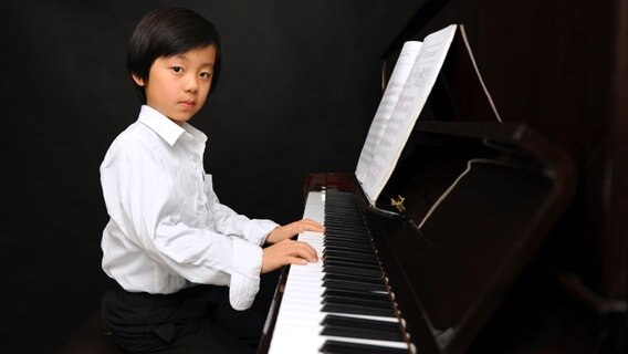 Asiatischer Junge am Klavier. © fotolia Foto: wusuowei