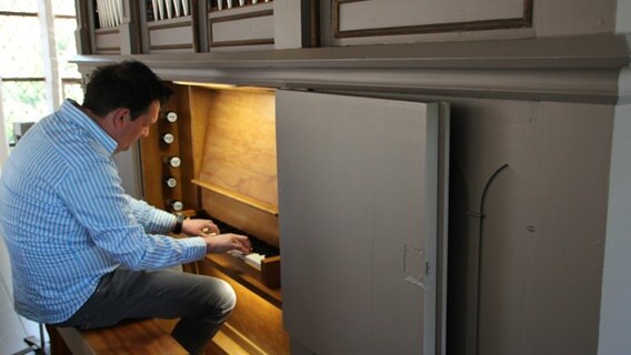 Philipp Schmid spielt auf der Orgel. Manch einem kommen die Tränen. Ein ganz besonderer Moment am Ende der gemeinsamen Reise. Philipp Schmid spielt auf der Orgel. Manch einem kommen die Tränen. Ein ganz besonderer Moment am Ende der gemeinsamen Reise. © Annkathrin Bornhold Foto: Annkathrin Bornhold