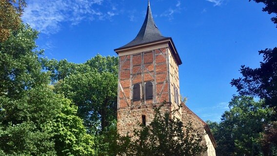Eine der ältesten Feldsteinkirchen Mecklenburg-Vorpommerns in Kölzow.  Foto: Benedikt Scheper