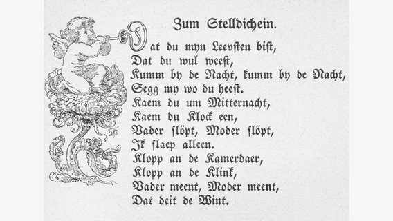 Eine Frau kniet auf dem Rücken eines Mannes, während er auf dem Boden sitzt und seinen Kopf in ihren Schoß legt. Sie streichelt ihn sanft.