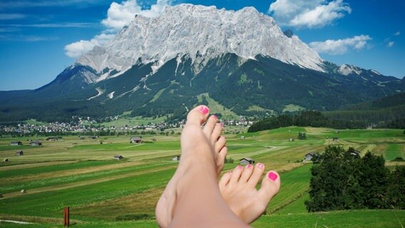 Ein Paar lakierte Füße vor einem Bergpanorama. © superdesign / photocase.de Foto: superdesign