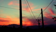 Strommasten vor einem abendlichen Himmel © fotokomplizin / photocase.de Foto: fotokomplizin