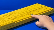 Ein gelbes Keyboard auf blauem Hintergrund © Addictive Stock / photocase.de Foto: Addictive Stock