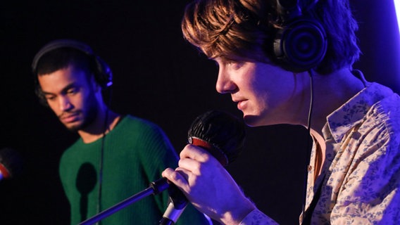 Paul Pötsch und Sidney Frenz im Studio von NDR Kultur © NDR Foto: Claudius Hinzmann