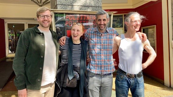 Robert Oschatz, Lisa Politt, Michel Abdollahi und Gunter Schmidt lachen in die Kamera. © Stefanie Wittgenstein Foto: Stefanie Wittgenstein