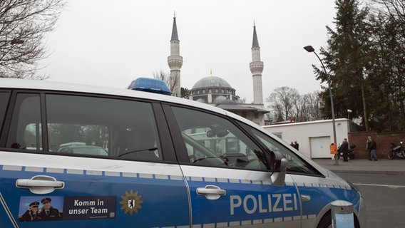 Ein Polizeiwagen steht vor der Moschee © picture alliance/dpa Foto: Paul Zinken