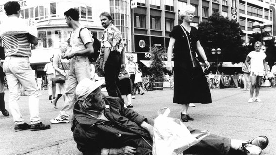 Ein Obdachloser in den 1980er am Kroepcke in Hannover © Karin Powser/Asphalt-Archiv Foto: Karin Powser