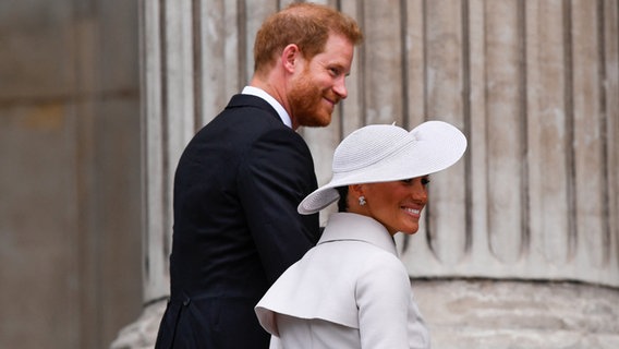 Prinz Harry und Meghan Markle auf dem Weg zu einem Dankesgottesdienst bei den Feiern zum 90. Thronjubiläum von Queen Elizabeth II. in London Prinz Harry und Meghan Markle auf dem Weg zu einem Dankesgottesdienst bei den Feiern zum 90. Thronjubiläum von Queen Elizabeth II. in London © Toby Melville/PA Wire/dpa +++ dpa-Bildfunk + Foto: Toby Melville
