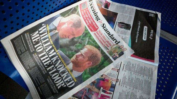 "William knocked me to the floor" - Der Titel einer englischen Boulevardzeitung mit einem Foto der Prinzen William und Harry "William knocked me to the floor" - Der Titel einer englischen Boulevardzeitung mit einem Foto der Prinzen William und Harry © Kirsty Wigglesworth/AP/dpa +++ dpa-Bildfunk +++ Foto: Kirsty Wigglesworth