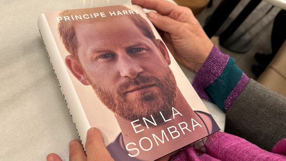 "En la sombra" - die Memoiren von Prinz Harry sind aus Versehen zuerst in Spanien erschienen - vor dem offiziellen Datum am 10. Januar 2023 © Foto: Uncredited/AP/dpa +++ dpa-Bildfunk +++ 