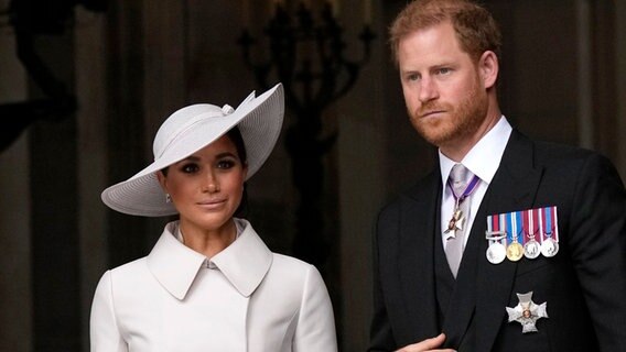 Der britische Prinz Harry, Herzog von Sussex, und seine Frau Meghan, Herzogin von Sussex, verlassen nach einem Gottesdienst Saint Paul's Cathedral. Der britische Prinz Harry, Herzog von Sussex, und seine Frau Meghan, Herzogin von Sussex, verlassen nach einem Gottesdienst Saint Paul's Cathedral. © Foto: Matt Dunham/Pool AP/dpa +++ dpa-Bildfunk +++ Foto: Matt Dunham